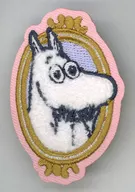 ムーミン(目を見開く) 「ムーミン ヒュバ・マトカテーマ サガラ刺繍ピンバッジ ムーミン」