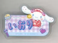 野口衣織 オリジナルアクリルネームバッジ 「イコールラブ(=LOVE)×シナモロール」 ファミリーマート限定