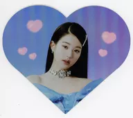 Special bonus including "CD LOVE DIVE" heart hologram card from IVE.