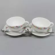 "Hello Kitty" es un pequeño juego de té de Hello Kitty.