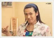 大河元気/横型・バストアップ・衣装白・ヘアバンド・親指立て/映画「第2写真部」公式生写真