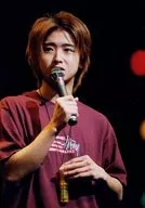 Arashi / Satoru Ohno / Live Photo / Upper Body / Costume Reddish Purple / Right Hand Microphone / Left Hand Breast / Eye Line Left / No Frame / Johnnys Family Club Official photo