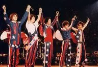 Arashi / Assembly (5 people) / Horizontal, Live Photo, Whole body, Costume, Blue, Red and White, Star-shaped, Lifting both hands, No Frame / Johnnys Family Club Official photo