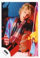 NEWS / Yuya Tegoshi / Above-the-knee ・ Costume red and blue ・ Check ・ Eye left ・ Mouth opening / "KAGUYA" PV & Jacket / Official Official photo