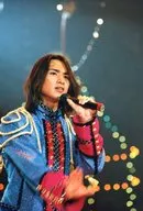 Kinki Kids / Koichi Domoto / Live Photo / Upper Body / Costume Blue Pink Black / Right Hand Par / Left Hand Microphone / Eye Line Right / No Frame / Johnnys Family Club Official photo