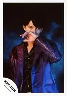 KAT-TUN/田口淳之介/上半身・衣装紫黒・左手口元・目線右・背景青/「KISS KISS KISS」 PV＆ジャケ写撮影オフショット/公式生写真