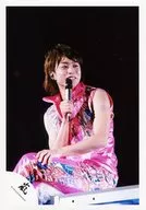 Arashi / Sho Sakurai / Live Photo / Knee-High / Costume Pink / Sitting / Body Facing Left / Gaze Right / Right Hand Microphone / Official Official photo