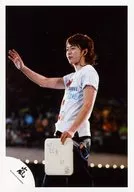 Arashi / Sho Sakurai / Live Photo / Knee-Up / Costume White / Left Facing / Right Hand Raised / Left Hand Board / Official Official photo