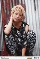 D2 / Sho Jinnai / Whole-body, Squatting, Costume black silver, right hand cheek / 「 2013.12 」 Official Official photo