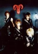 WHITEBLACK / Conjunto (4 personas) / Todo el cuerpo, sentado, vestido negro, centro TATSUYA, YOUDAI ojo derecho superior, fondo gris / artista Official photo