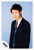 Arashi / Satoshi Ohno / Upper body / Costume black / Suit / Red Tie / Body facing left / Background light blue / Official Official photo