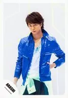 嵐/櫻井翔/膝上、衣藍、內搭白、綠襯衫、左手口袋、背景白/官方生寫真