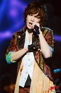 Kis-My-Ft2 / Kento Senga / Live Photo / Upper Body / Costume Brown / Gold / Silver / Left Hand Microphone / Right Hand Chest / Face Tilt / 2L Size / Stage "DREAM BOYS JET"