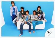 Arashi / Assembly (5 people) / Horizontal, Full-body, Seated, Sofa, Ninomiya Stand, Aiba Armband, Background Blue / Official Official photo