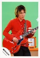 Kanjani Eight / Akihiro Yasuda / Above-the-knee ・ Costume red and white ・ Guitar ・ Eye-point right ・ Background green / Official Official photo