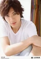 D2/山田裕貴/上半身・衣装白・右手左ひじ・「2015.08」/公式生写真