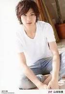 D2/山田裕貴/全身・座り・あぐら・衣装白・「2015.08」/p.o.t会員限定ブロマイド