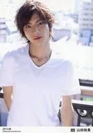 D2/山田裕貴/上半身・衣装白・両手下げ・「2015.08」/公式生写真