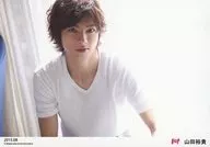 D2/山田裕貴/横型・上半身・衣装白・両手下げ・背景白・「2015.08」/p.o.t会員限定ブロマイド