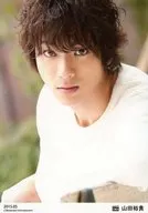 D2/山田裕貴/バストアップ・衣装白・左手曲げ「2015.05」/公式生写真