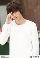 D2/山田裕貴/上半身・衣装白・右手上げ「2015.05」/公式生写真