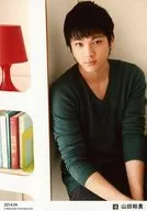 D2 / Yuki Yamada / Upper Body / Green Costume / Both Hands Down / Main / 「 2014.04 」 / Official Official photo
