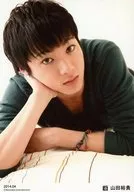 D2/山田裕貴/バストアップ・衣装緑・頬杖・ブレスレット・「2014.04」/公式生写真