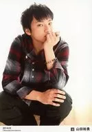 D2/山田裕貴/膝上・しゃがみ・衣装赤・黒・チェック柄・「2014.03」/公式生写真