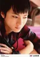 D2/ yamada Hiroki / Busto para cima / Figurino vermelho / preto / Padrão de verificação / Olho direito / "2014.03" / p. o. t Membro apenas brometo