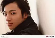 D2 / Yuki Yamada / Horizontal / Cara hacia arriba / Disfraz negro / Ojo derecho / "2013.03" / Official photo oficial