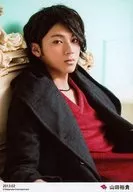 D2/山田裕貴/上半身・衣装黒・赤・カメラ目線・「2013.02」/公式生写真