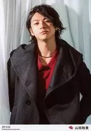 D2 / Yuki Yamada / Upper Body / Costume Black / Red / Background White / Left Hand Bending / 「 2013.02 」 / Official Official photo
