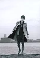 鮎川太陽/全身・衣装コート・野外・モノクロ/生写真