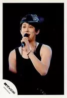 Kanjani Eight / You Yokoyama / Live Photo / Costume Black / Tank Top / Cap / Left Hand Microphone / Background Black / Official Official photo