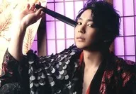 矶贝龙虎/横型·丰胸·服装黑色·右手扇子.脸部尖端·日式/舞台明信片A