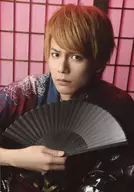 平野良/上半身・衣装青・右手扇子.顔の下・和室/舞台「ハンサム落語 第七幕」ブロマイドA