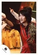 A.B.C-Z / Shota Totsuka / Live Photo / Upper Body / Costume Red and Black, fingers of the right hand Holder, Eye Point Left / Young East and West Singing Contest at the end of 2010 / Official Official photo