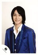 A.B.C-Z / Shota Totsuka / Upper body / Clothes blue and white / Body diagonally left facing / Smile / Off-shot in August 2011 / Official Official photo