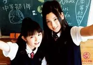 さくら学院/三吉彩花・中元すず香/横型・バストアップ・衣装黒・白・ネクタイ・制服・片手広げ・背景黒板/「TOKYO IDOL FESTIVAL 2010」会場物販生写真