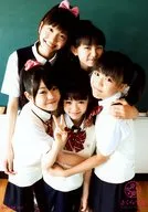 さくら学院/集合(5人)/膝上・衣装白・リボン紺・赤・制服・前列センター菊池・右手ピース・抱き付き・背景黒板/「TOKYO IDOL FESTIVAL 2010」会場物販生写真