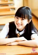 樱花学院/武藤彩未/丰胸·坐姿·服装黑·白·领带·制服·双臂重叠桌·脸向左/「TOKYO IDOL FESTIVAL2010」会场商品销售生写真