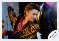 Kanjani Eight / Akihiro Yasuda / Horizontal, Bust up, Costume Yellow Black, Leopard Pattern, Right Hand Up, Left Facing, Bottom Right Eye / Official Official photo