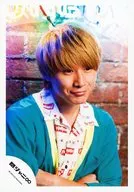 Kanjani Eight / Akihiro Yasuda / Bust Up / Costume Green Cardigan / Inner White / Red Pattern Shirt / Arm Set / Eye View Right / Background Brick / Official Official photo