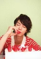 Kyosuke Hamao / Bust up / Costume red / white / Stripe / Strawberry on the right hand / Both eyes closed / Cake on the front / Background green / "Birthday Talk Event" Venue Limited Official photo