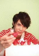 Kyosuke Hamao / Bust Up / Costume Red / White / Striped / Right Hand Strawberry / Cake / Mouth Closed / Green Background / "Birthday Talk Event" Venue Limited Official photo