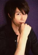 滨尾京介/上半身衣服黑右嘴角右向背景紫/"Birthday谈话活动>会场限定生写真