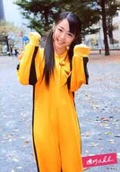 峯岸みなみ/膝上・衣装黄・両手グー/DVD「週刊AKB」特典