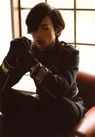 Daisuke HIROSE (Yuri 淮斗) / Acima do joelho, Fantasia preta, Sentado, Sobreposição de Mãos, Abaixo dos Olhos, Cadeira, Imagem de Personagem / Palco "Mesaia - Hagane no Sho" Live photo