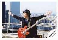 Kanjani Eight / Shodai Yasuda / Horizontal, Upper Body, Black Costume, Both Hands Spread, Red Guitar, Roof / Official Official photo