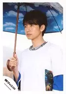 Kanjani Eight / Tadayoshi Okura / Bust up / Costume white / Right-hand umbrella blue / Left-facing / Background white / Official Official photo